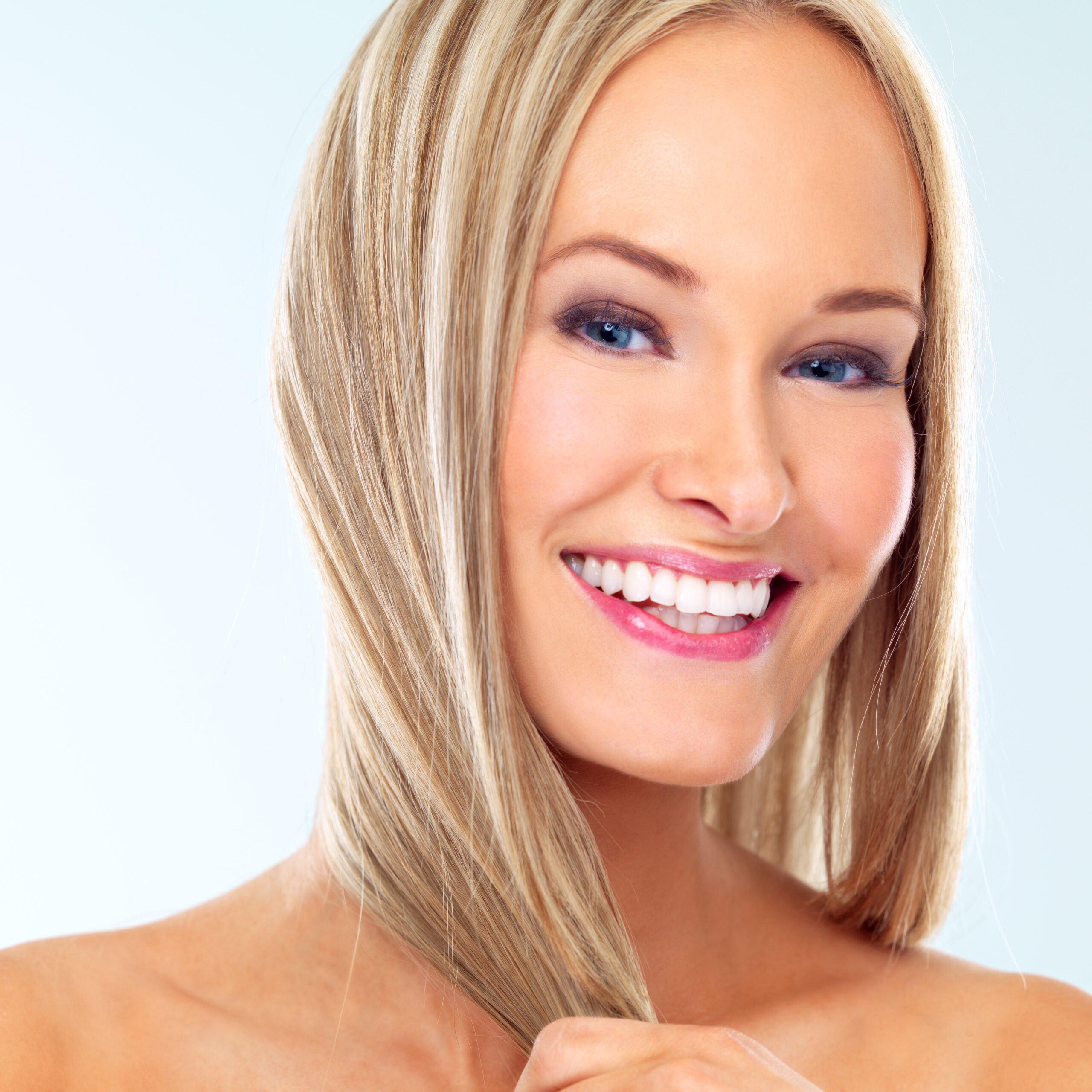 Couleur de cheveux qui rajeunit le visage : quelles nuances adopter après 50 ans ?
