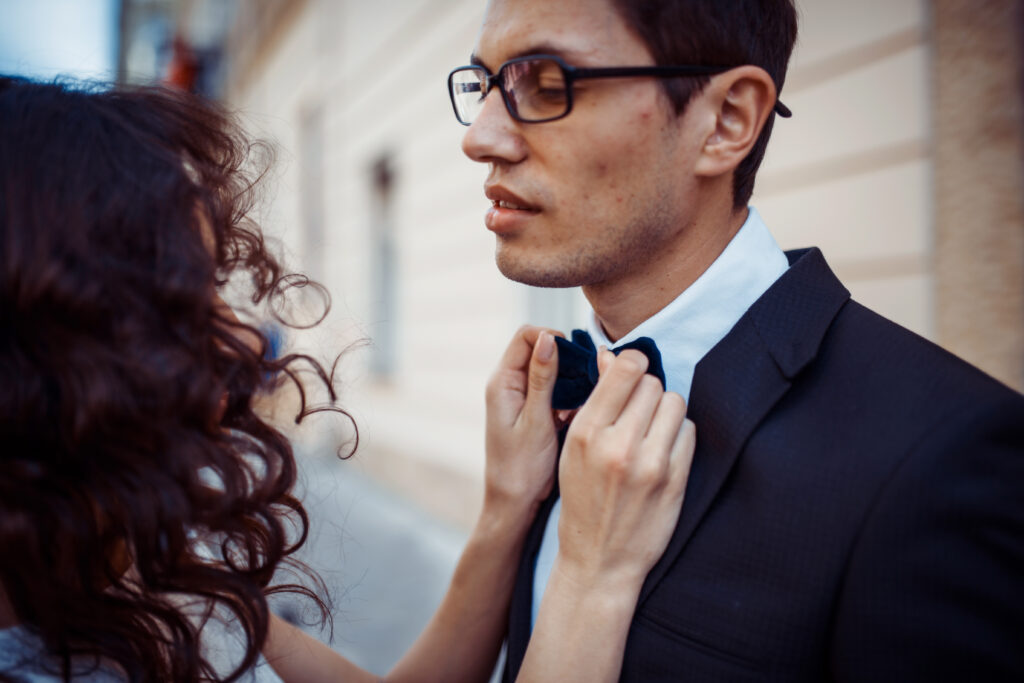 Homme en couple attiré par une autre femme signes