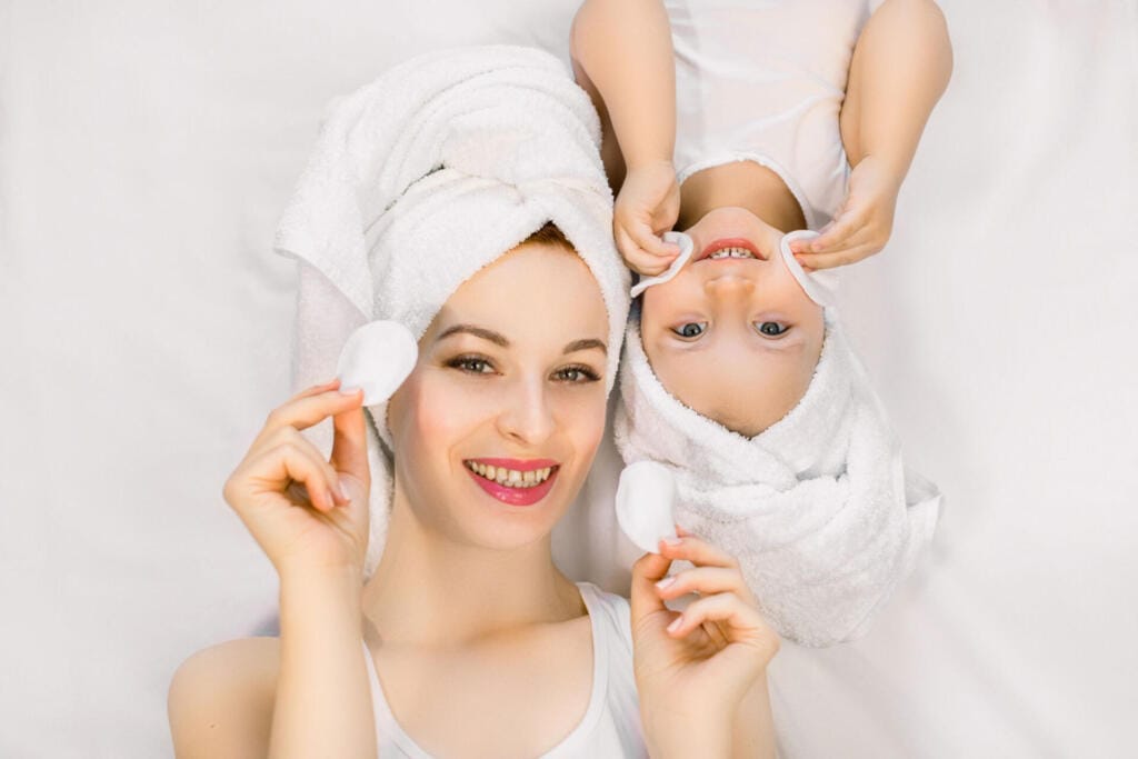 Soins de la peau pour mamans : conseils, rituels et marques incontournables