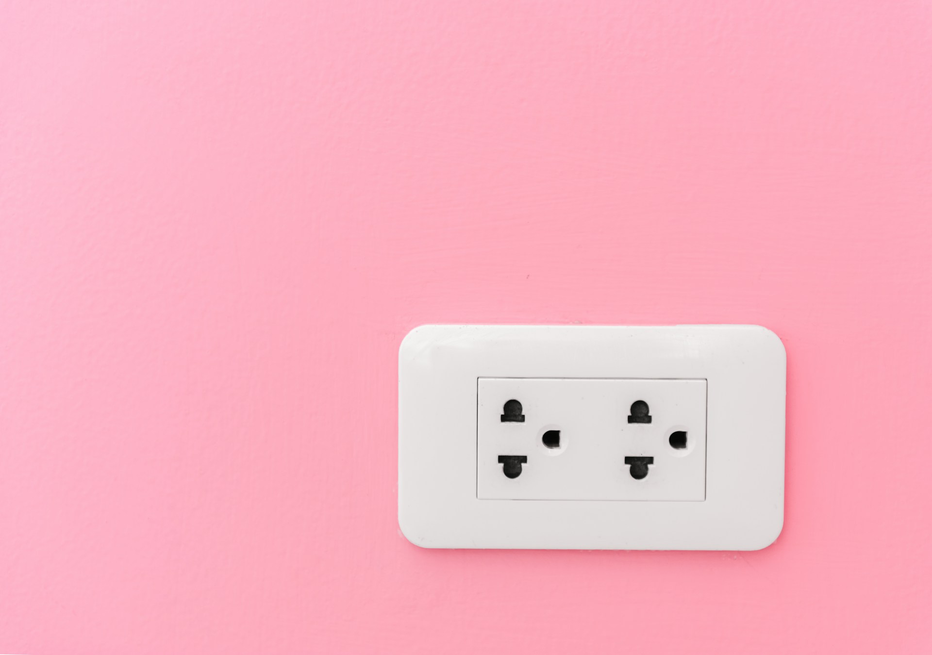 Pourquoi il ne faut jamais peindre ses prises électriques ?