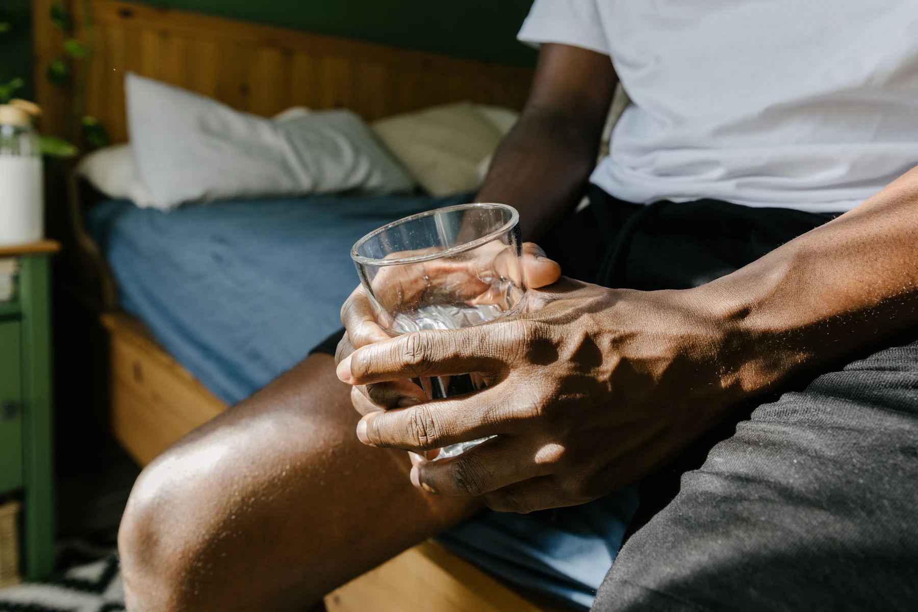 Pourquoi il vaut mieux éviter le verre d’eau la nuit ?