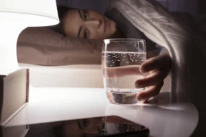 Pourquoi il vaut mieux éviter le verre d’eau la nuit ?