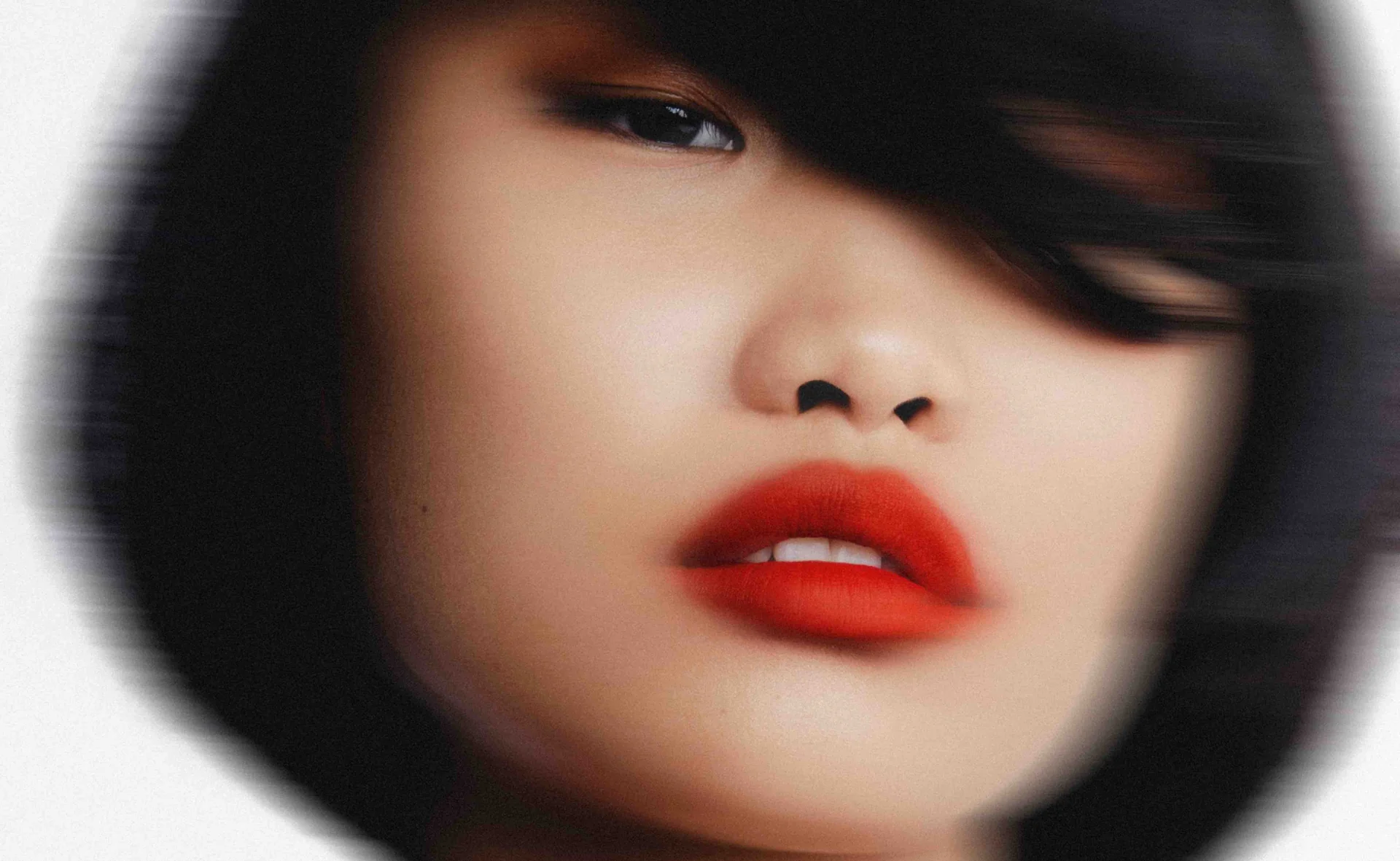 Blurred lips : la tendance coréenne pour des lèvres effet flouté chic