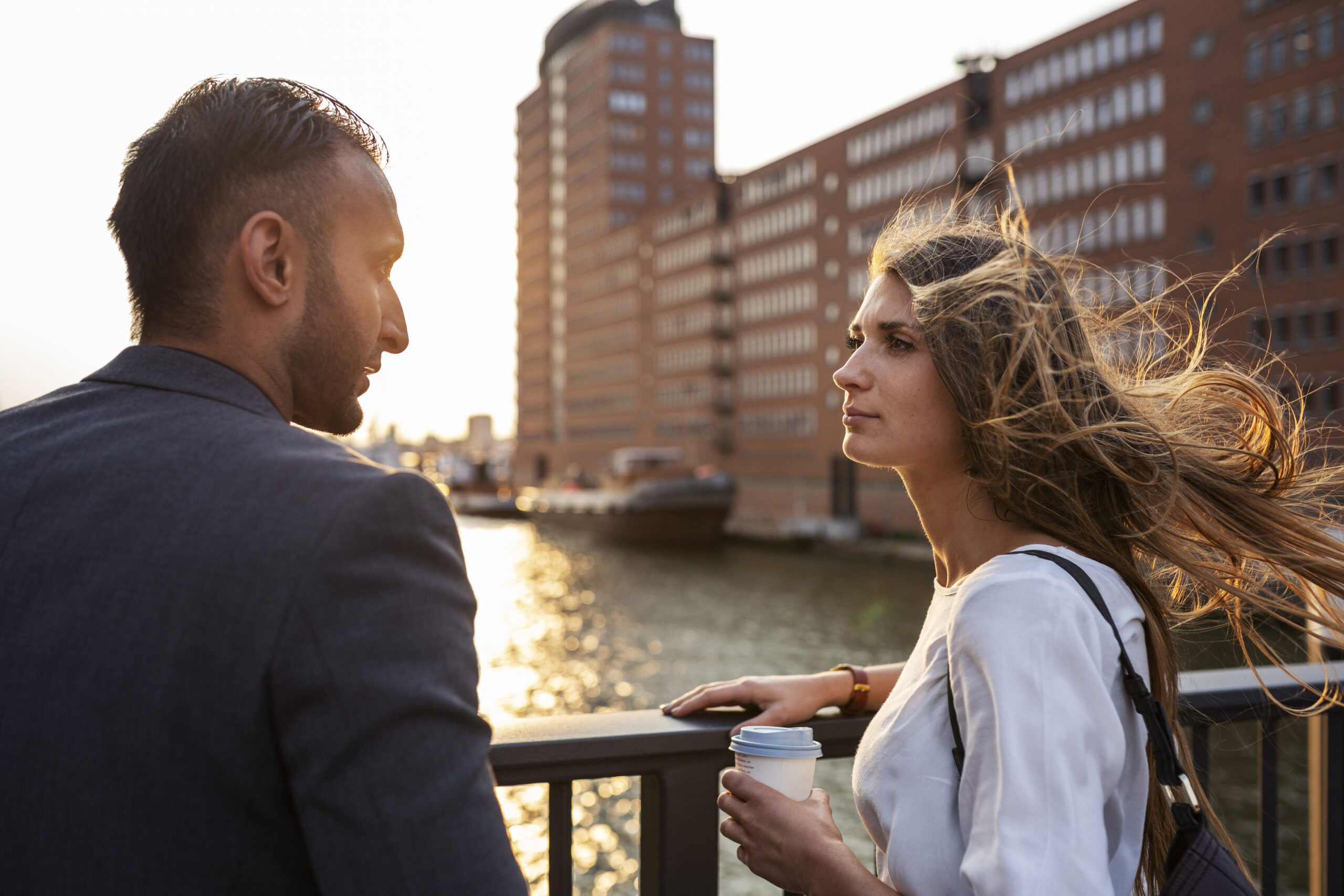 Pourquoi un homme vous appelle madame : respect, distance ou habitude ?