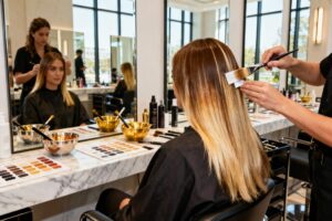 Illustration : Balayage ou mèches : quelle technique de coloration choisir pour vos cheveux ?